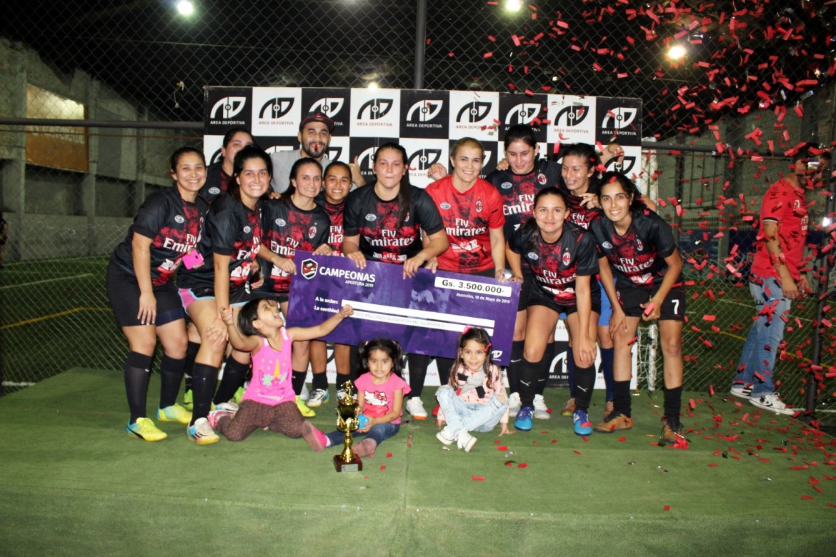 Las tricampeonas recibieron la Copa Liga FEM tras ganar la final del sábado 18 de mayo de 2019.